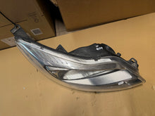 Load image into Gallery viewer, Frontscheinwerfer Ford Focus Rechts Scheinwerfer Headlight SCH2018408185kd