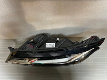 Laden Sie das Bild in den Galerie-Viewer, Frontscheinwerfer Dacia Sandero III 260607161R LED Links Scheinwerfer Headlight