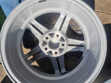 Laden Sie das Bild in den Galerie-Viewer, 4x Alufelge 17 Zoll 7.0" 5x112 44 5ET Glanz Silber KBA49955 Mercedes-Benz Gla FEL3504690375bi