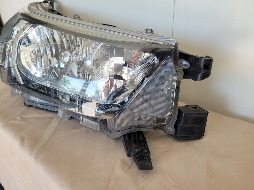 Frontscheinwerfer Toyota Hilux VIII 1EJ-923364-040 Rechts Scheinwerfer Headlight SCH3946517238hv