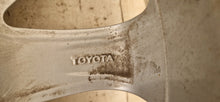 Laden Sie das Bild in den Galerie-Viewer, 1x Alufelge 15 Zoll 4.5&quot; 4x100 35ET Glanz Silber PW4570H006 Toyota Aygo
