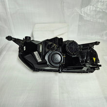 Laden Sie das Bild in den Galerie-Viewer, Frontscheinwerfer Skoda Rapid 5JB941015A Xenon Links Scheinwerfer Headlight SCH6774770663ev