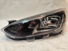 Laden Sie das Bild in den Galerie-Viewer, Frontscheinwerfer Ford Focus MX7B-13E015-CD MX7B-13E014-CD Ein Satz Headlight