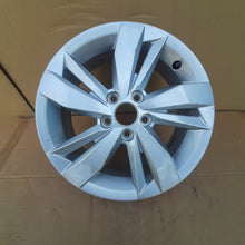 Laden Sie das Bild in den Galerie-Viewer, 1x Alufelge 15 Zoll 5.5&quot; 5x100 40ET 2G0601025N VW Polo Rim Wheel