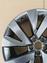 Laden Sie das Bild in den Galerie-Viewer, 1x Alufelge 18 Zoll 7.0" 5x112 39ET Glanz Graphit 2GM601025L VW T Cross FEL4332663981aw