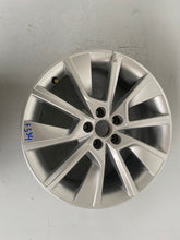Load image into Gallery viewer, 1x Alufelge 17 Zoll 6.5" 5x100 40ET Glanz Silber 658601025C Skoda Kamiq FEL5252124872mk