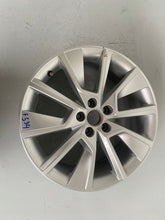 Load image into Gallery viewer, 1x Alufelge 17 Zoll 6.5" 5x100 40ET Glanz Silber 658601025C Skoda Kamiq FEL5252124872mk