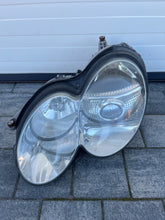 Laden Sie das Bild in den Galerie-Viewer, Frontscheinwerfer Mercedes-Benz Sl R230 A2308206161 Xenon Rechts oder Links