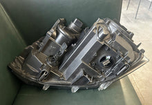 Laden Sie das Bild in den Galerie-Viewer, Frontscheinwerfer VW 7E5941016 Xenon Rechts Scheinwerfer Headlight SCH5328095908fr