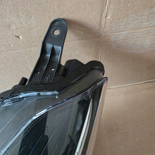 Load image into Gallery viewer, Frontscheinwerfer Toyota Yaris 695060102 Links Scheinwerfer Headlight SCH9014898584li