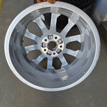 Load image into Gallery viewer, 1x Alufelge 17 Zoll 7.0&quot; 5x112 43ET Glanz Silber 8U0601025AF Audi Rim Wheel