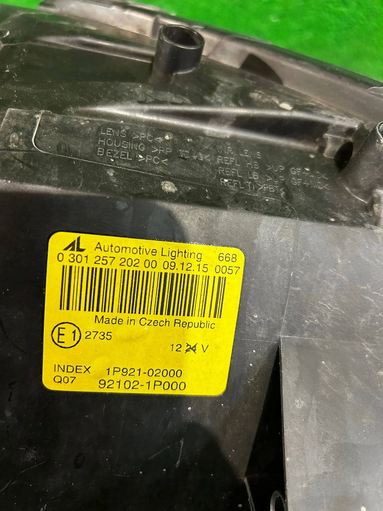 Frontscheinwerfer Kia Venga 921021P000 Rechts Scheinwerfer Headlight