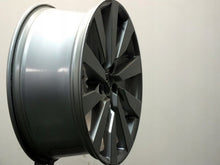 Laden Sie das Bild in den Galerie-Viewer, 1x Alufelge 17 Zoll 7.5&quot; 5x112 43ET Glanz Silber 8V0601025 Audi Rim Wheel