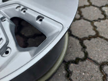 Load image into Gallery viewer, 1x Alufelge 17 Zoll 7.0&quot; 5x114.3 Glanz Silber 52910-K4000 Hyundai Kona Rim Wheel