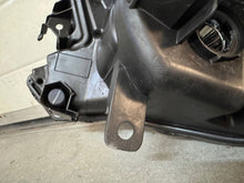 Laden Sie das Bild in den Galerie-Viewer, Frontscheinwerfer Toyota Aygo X 0072711 Rechts Scheinwerfer Headlight