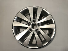 Laden Sie das Bild in den Galerie-Viewer, 1x Alufelge 17 Zoll 7.0&quot; 5x112 54ET Glanz Silber 5K0601025 VW Golf Rim Wheel