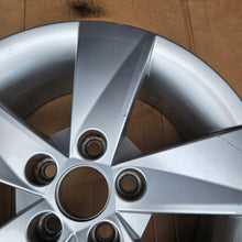 Load image into Gallery viewer, 1x Alufelge 15 Zoll 6.0" 5x112 43ET Glanz Silber 5J0601025 Skoda Roomster FEL2424059546hz