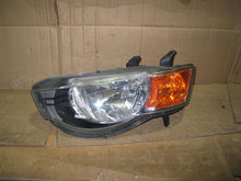 Laden Sie das Bild in den Galerie-Viewer, Frontscheinwerfer Mitsubishi Colt VI 8301B179 Links Scheinwerfer Headlight