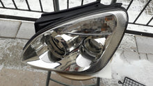 Laden Sie das Bild in den Galerie-Viewer, Frontscheinwerfer Kia Carens III 92101-100 Halogen Links Scheinwerfer Headlight