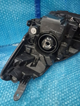 Laden Sie das Bild in den Galerie-Viewer, Frontscheinwerfer Toyota Yaris Rechts Scheinwerfer Headlight