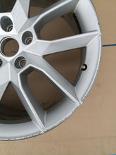 Laden Sie das Bild in den Galerie-Viewer, 1x Alufelge 18 Zoll 7.5&quot; 5x112 51ET Glanz Silber 5E0601025 Skoda Octavia Iii