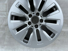 Laden Sie das Bild in den Galerie-Viewer, 1x Alufelge 17 Zoll 6.5&quot; 5x112 34 5ET A2064010100 Mercedes-Benz W206 Rim Wheel