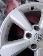 Load image into Gallery viewer, 1x Alufelge 17 Zoll 6.5" 5x114.3 40ET Glanz Silber 40300EY17C Nissan Qashqai I FEL9506414545ug