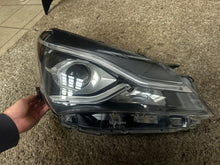 Laden Sie das Bild in den Galerie-Viewer, Frontscheinwerfer Toyota Yaris Rechts Scheinwerfer Headlight SCH7451570388bg