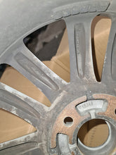 Laden Sie das Bild in den Galerie-Viewer, 1x Alufelge 16 Zoll 6.0&quot; 4x100 40ET 403001563R Dacia Rim Wheel