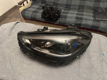 Laden Sie das Bild in den Galerie-Viewer, Frontscheinwerfer Mercedes-Benz W206 A20690964703 Links Scheinwerfer Headlight SCH3670923181zw