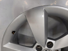 Laden Sie das Bild in den Galerie-Viewer, 1x Alufelge 17 Zoll 7.0&quot; 5x100 46ET Glanz Silber 5JA601025 Skoda Fabia Rapid