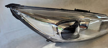 Load image into Gallery viewer, Frontscheinwerfer Ford Focus F1EB-13D154-AG Xenon Rechts Scheinwerfer Headlight