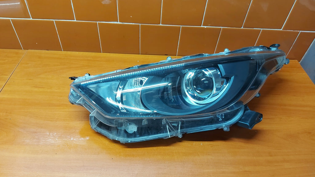 Frontscheinwerfer Toyota Yaris LED Ein Stück (Rechts oder Links) Headlight