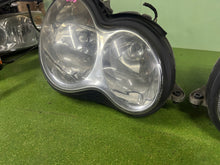 Laden Sie das Bild in den Galerie-Viewer, Frontscheinwerfer Mercedes-Benz W203 2038203261 Rechts Scheinwerfer Headlight SCH3134397966ko