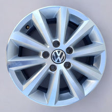 Laden Sie das Bild in den Galerie-Viewer, 1x Alufelge 16 Zoll 6.0&quot; 5x112 50ET 2K5601025E VW Caddy Rim Wheel