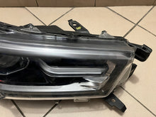 Laden Sie das Bild in den Galerie-Viewer, Frontscheinwerfer Toyota Hilux VIII 1EJ-923364 Rechts Scheinwerfer Headlight
