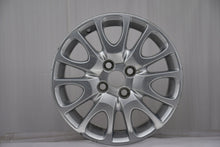 Laden Sie das Bild in den Galerie-Viewer, 1x Alufelge 15 Zoll 5.0&quot; 4x100 39ET Glanz Silber Toyota Rim Wheel