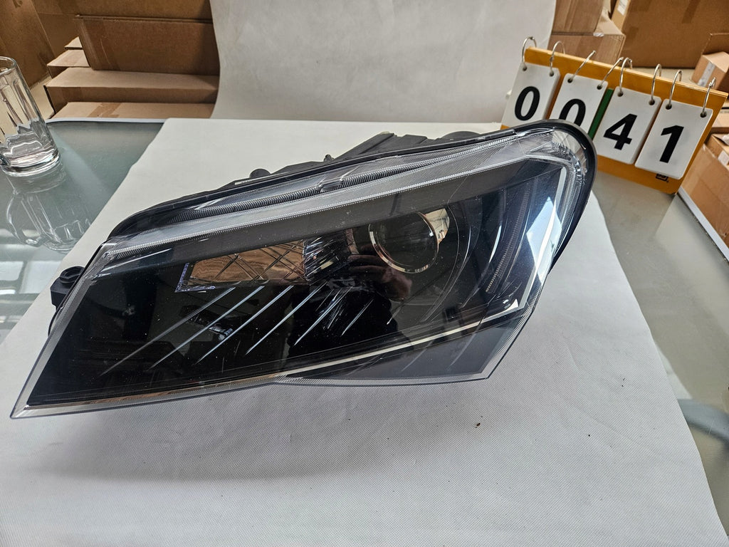 Frontscheinwerfer Skoda Superb III 3V1941015B Xenon Rechts oder Links