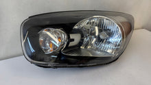 Laden Sie das Bild in den Galerie-Viewer, Frontscheinwerfer Kia Rio II 92101-1Y0 Links Scheinwerfer Headlight SCH2298588116ow