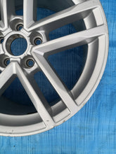 Load image into Gallery viewer, 1x Alufelge 17 Zoll 8.5&quot; 5x112 50ET Glanz Silber 8S0601025 Audi Tt Rim Wheel