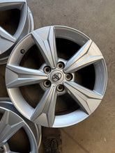 Load image into Gallery viewer, 4x Alufelge 17 Zoll 6.5" 5x114.3 45ET Glanz Silber PW457-10001 Toyota C-Hr Chr FEL8017944005bg