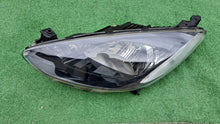 Laden Sie das Bild in den Galerie-Viewer, Frontscheinwerfer Mazda II DR6151040 Halogen Links Scheinwerfer Headlight