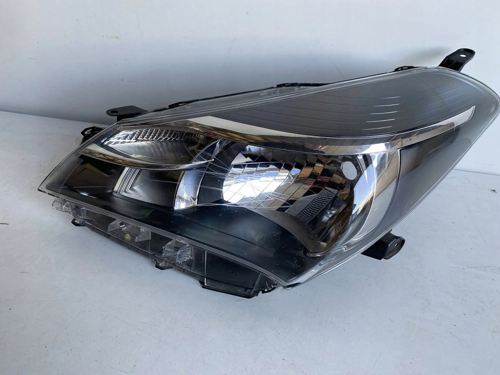 Frontscheinwerfer Toyota Yaris ARO15733 Links Scheinwerfer Headlight SCH4002393463ym