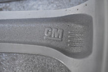 Laden Sie das Bild in den Galerie-Viewer, 1x Alufelge 17 Zoll 6.5&quot; 5x105 44ET Glanz Silber 95429922 42622153 Opel Ampera