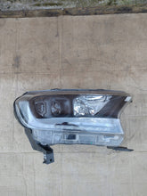 Load image into Gallery viewer, Frontscheinwerfer Ford Ranger JB3J-13E014 Rechts Scheinwerfer Headlight