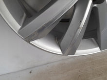 Laden Sie das Bild in den Galerie-Viewer, 1x Alufelge 17 Zoll 7.5" 5x112 47ET Glanz Silber 3AA601025F VW I Rim Wheel FEL3101279725jj