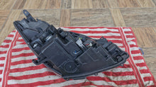 Laden Sie das Bild in den Galerie-Viewer, Frontscheinwerfer Toyota Yaris 677 163 85122000 Links Scheinwerfer Headlight SCH3448386180dk