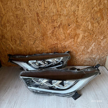 Load image into Gallery viewer, Frontscheinwerfer Toyota Yaris Ein Satz Scheinwerfer Headlight SCH4986072141jd