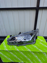 Laden Sie das Bild in den Galerie-Viewer, Frontscheinwerfer Toyota Corolla 81150-02T31-00 LED Links Scheinwerfer Headlight SCH6497001247gg