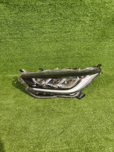 Load image into Gallery viewer, Frontscheinwerfer Toyota Yaris EUK0-8 Links Scheinwerfer Headlight SCH8630960915pv